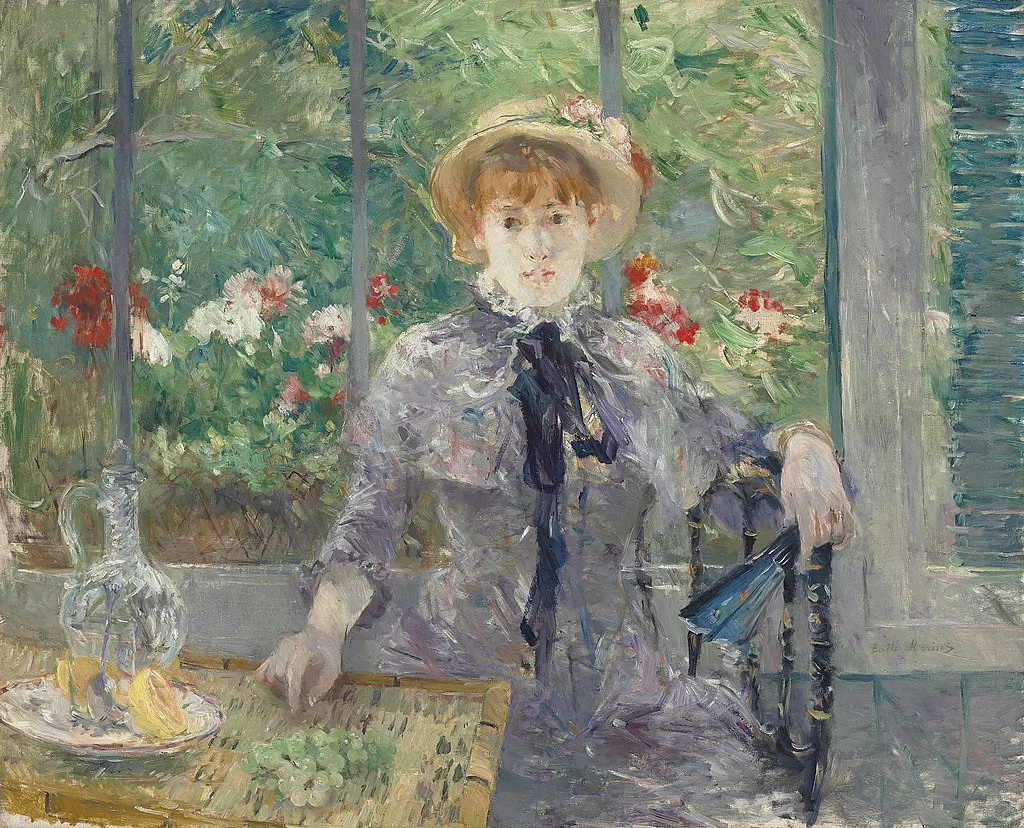 Giovane donna e botiglia